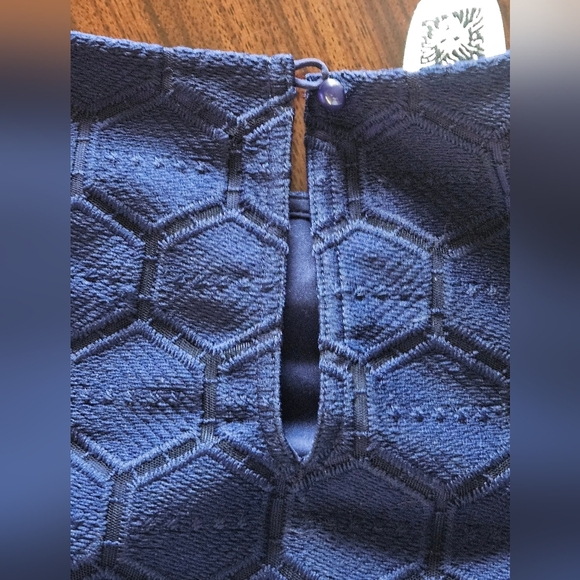 Anne Klein Navy Hexagon Pattern Embroidered Top Round Neck Long Sleeve Sz 2 NWT - Picture 9 of 16